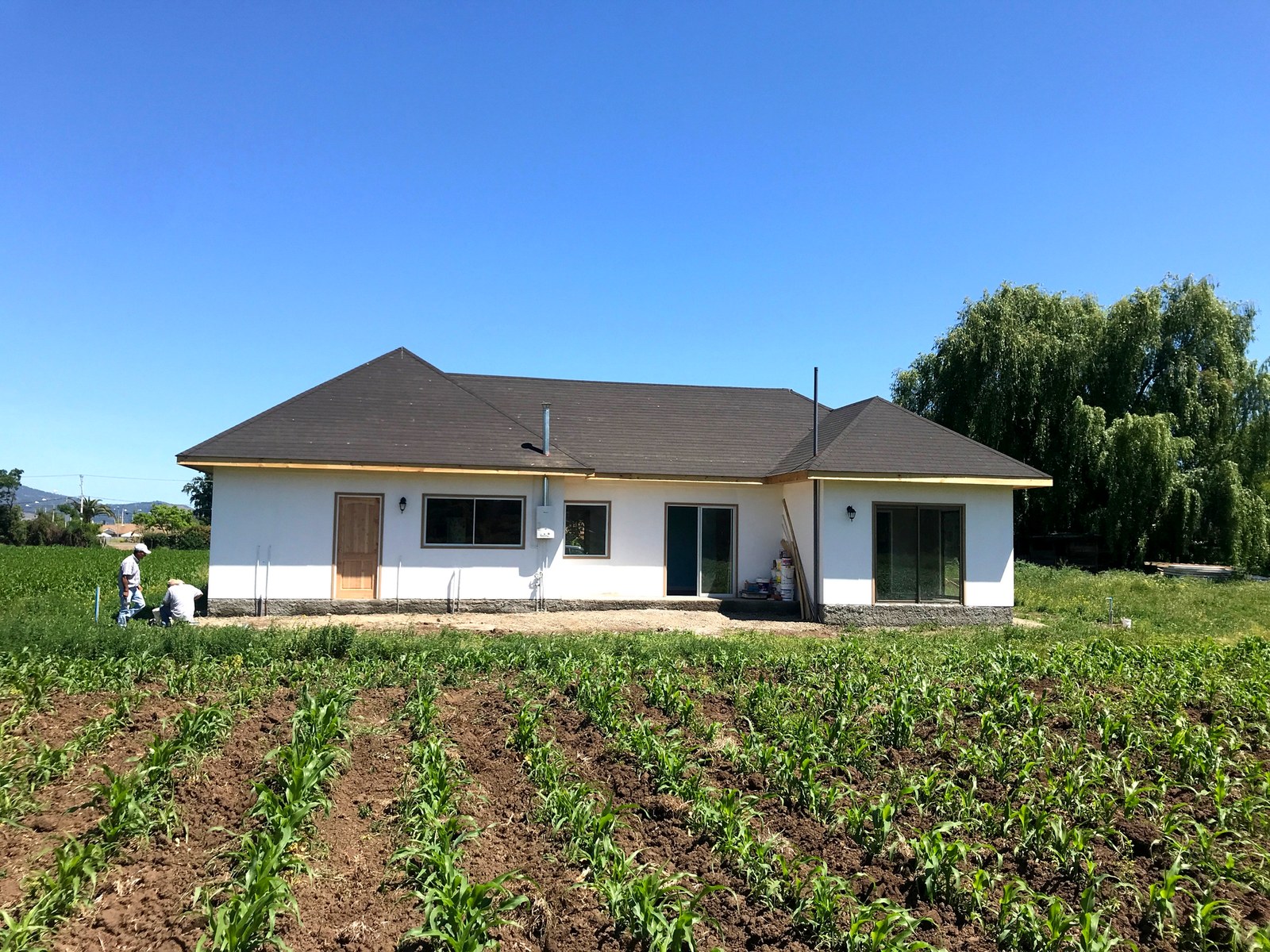 Vivienda rural contemporánea con cubierta inclinada